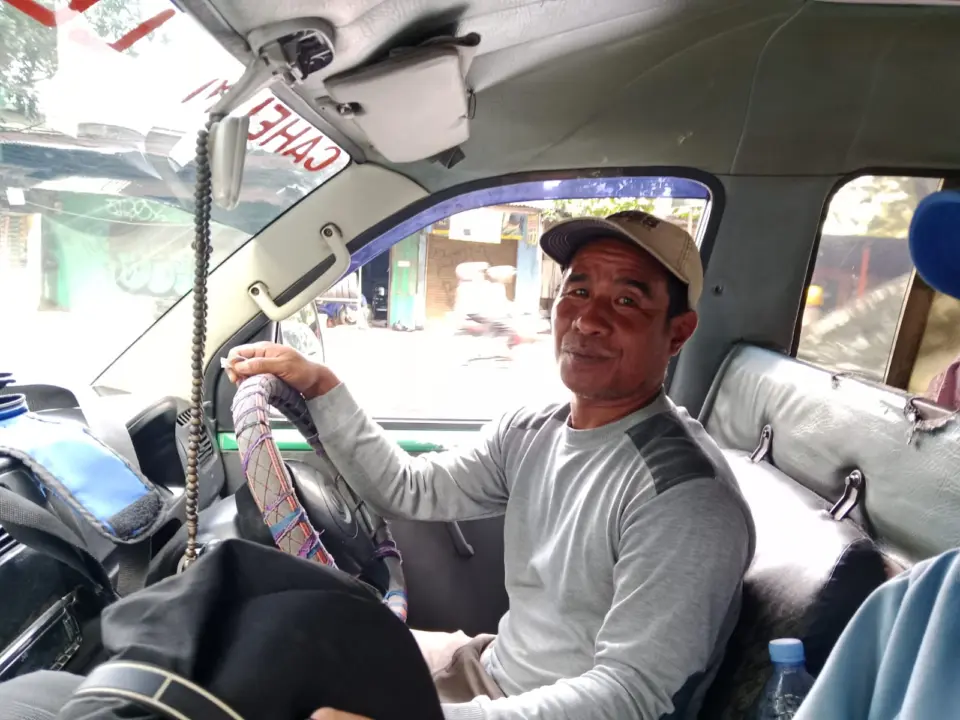 Salah seorang sopir angkot, Kuswoyo (48),