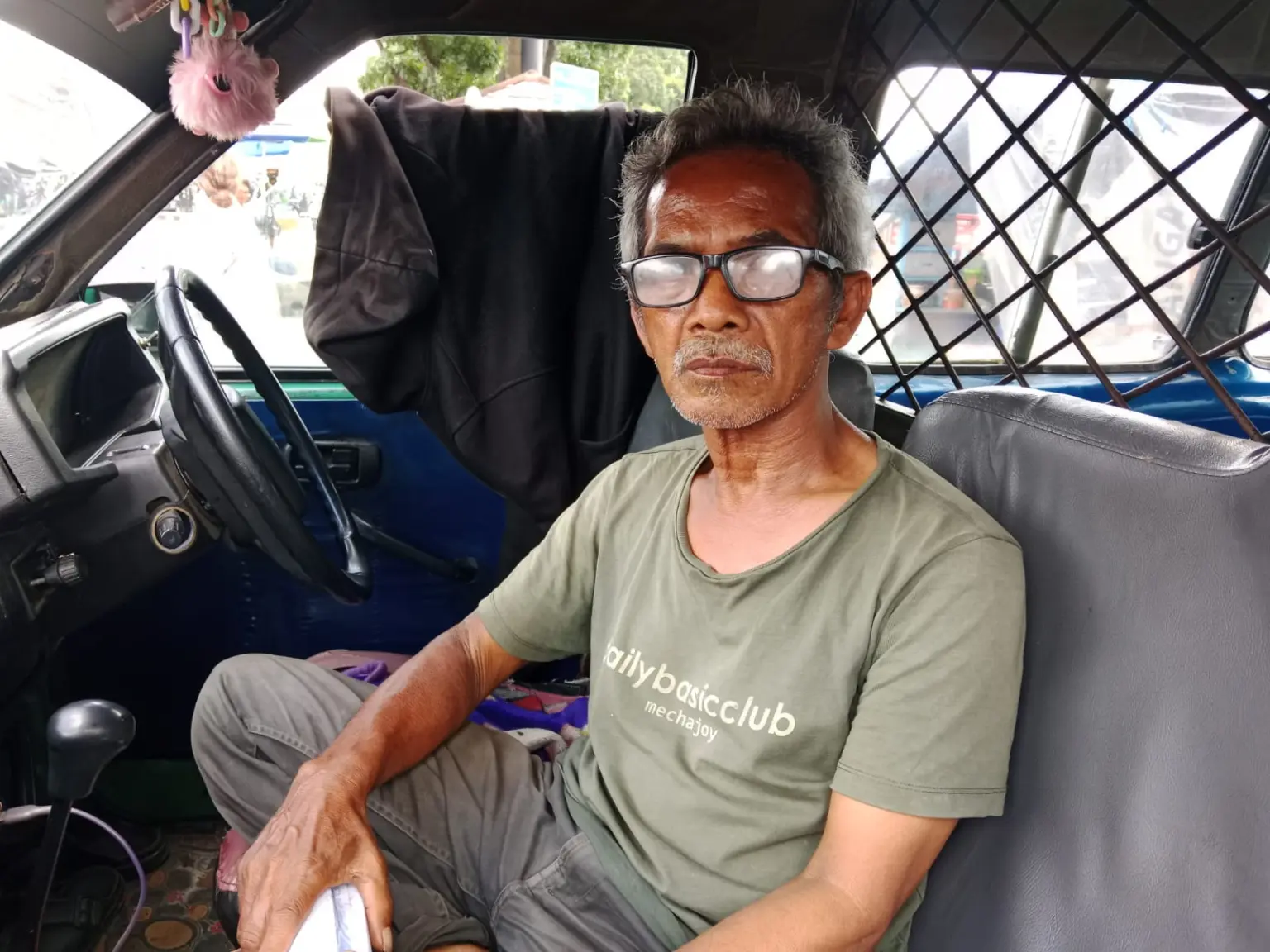 Jadi Korban Cacat Administrasi, Sopir Angkot di Bandung Gigit Jari Tak Terima Kompensasi tapi Dilarang Beroperasi Salah seorang Supir Angkot di Bandung Makmur (58)