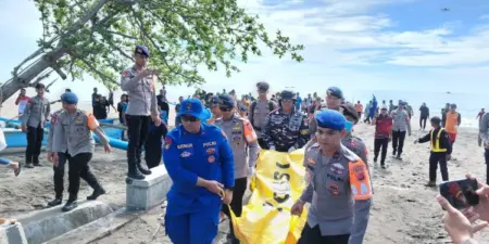 Jenazah Korban Kecelakaan Terjun Payung Ditemukan di Perairan Karapyak Jenazah Korban Kecelakaan Terjun Payung Ditemukan di Perairan Karapyak