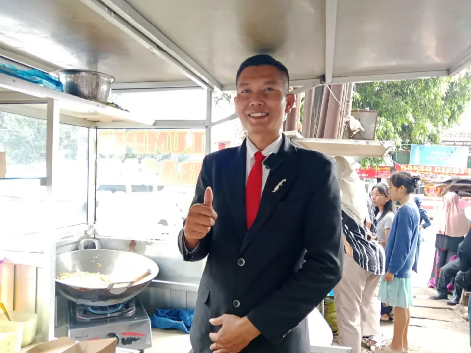 Unik, Penjual Lumpia Basah di Dago Kenakan Busana Ala Paspampres untuk Menarik Pembeli Unik, Penjual Lumpia Basah di Dago Kenakan Busana Ala Paspampres untuk Menarik Pembeli