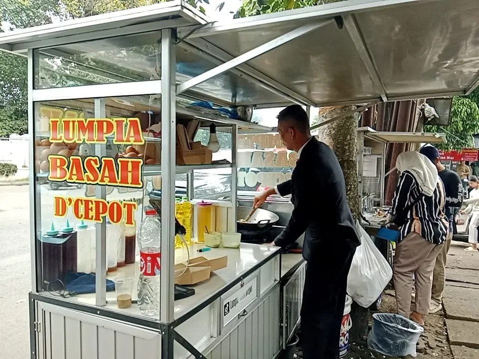 Unik, Penjual Lumpia Basah di Dago Kenakan Busana Ala Paspampres untuk Menarik Pembeli