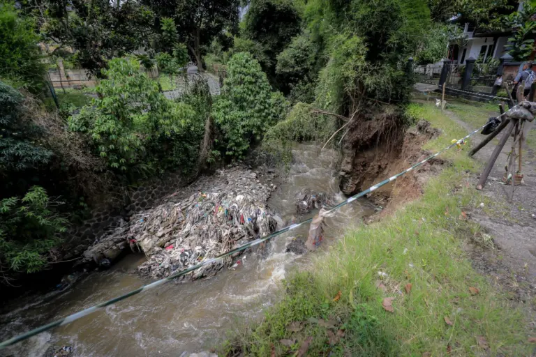 Kirmir Roboh dan Jalan Terkikis, Pemkot Bandung Diminta Serius Antisipasi Longsor di Sarijadi