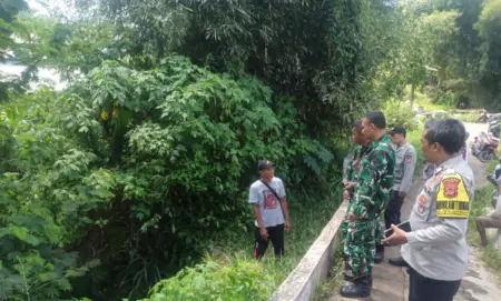 Polsek Karangpawitan Sisir Sungai Cimanuk, Seorang Perempuan Diduga Hanyut Usai Terjun ke Sungai Polsek Karangpawitan Sisir Sungai Cimanuk, Seorang Perempuan Diduga Hanyut Usai Terjun ke Sungai