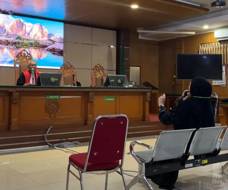 Tangis Istri Erwin Pecah di Ruang Sidang: “Anak-anak Kami Ketakutan di Rumahnya Sendiri” Tangis Istri Erwin Pecah di Ruang Sidang