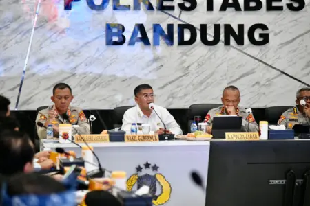 Wagub Minta Kepala Daerah Fasilitasi Nobar Persib vs Persija Wagub Jabar Imbau Nobar Persib vs Persija, Kepala Daerah Diminta Fasilitasi