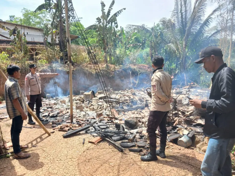 Konsleting Listrik Diduga Jadi Penyebab Kebakaran Rumah di Caringin, Polsek Lakukan Cek TKP