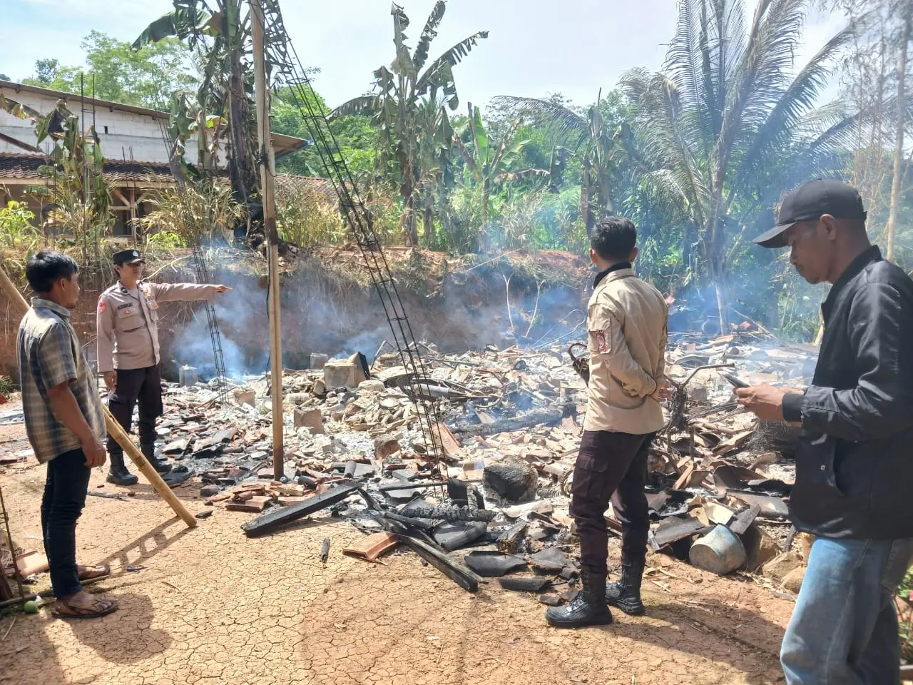 Konsleting Listrik Diduga Jadi Penyebab Kebakaran Rumah di Caringin, Polsek Lakukan Cek TKP
