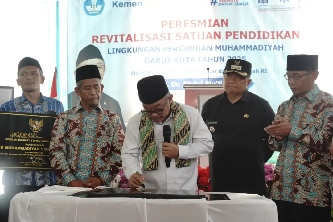 Revitalisasi 156 Sekolah di Garut Digelontor Rp133,9 Miliar, Mendikdasmen Tekankan Efektivitas Anggaran Mendikdasmen RI Abdul Mu’ti saat meresmikan program Revitalisasi sekolah