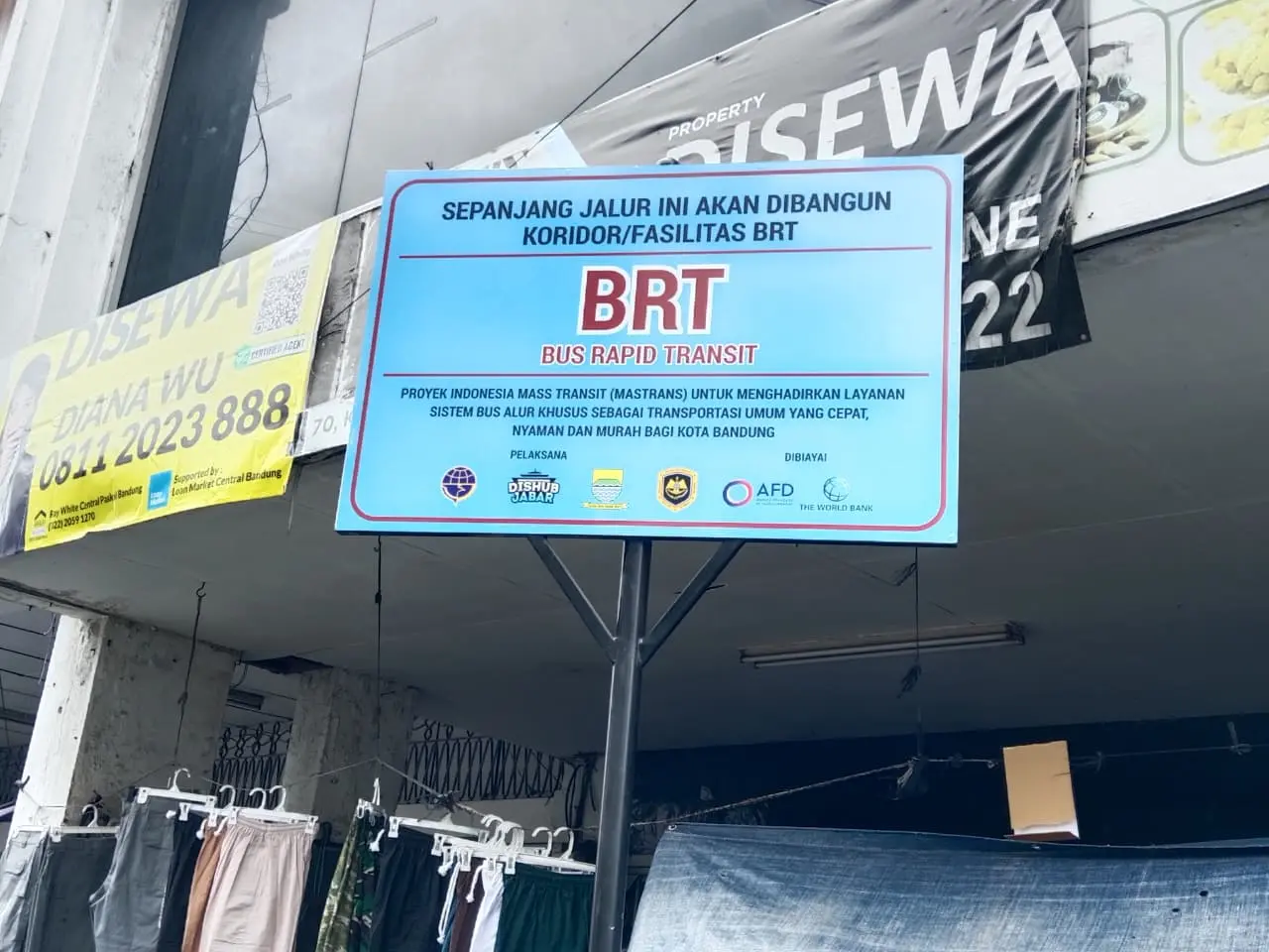 PKL Cicadas Tolak Rencana Jalur BRT, Spanduk Protes Terpasang di Kios Pedagang Trotoar Otista Soroti Minim Sosialisasi Proyek BRT