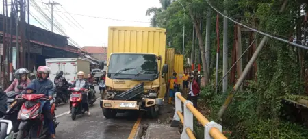Kecelakaan Tunggal Mobil Box JNE Tabrak Pembatas Jembatan Kali Cimanuk, Lalu Lintas Sempat Macet