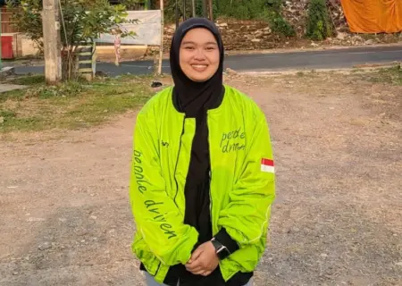 Di Balik Jaket Ojol, Irna Kurniawati Menjaga Mimpi Menjadi Sarjana Hukum