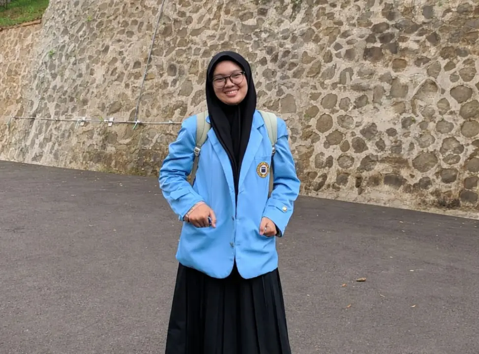 Di Balik Jaket Ojol, Irna Kurniawati Menjaga Mimpi Menjadi Sarjana Hukum