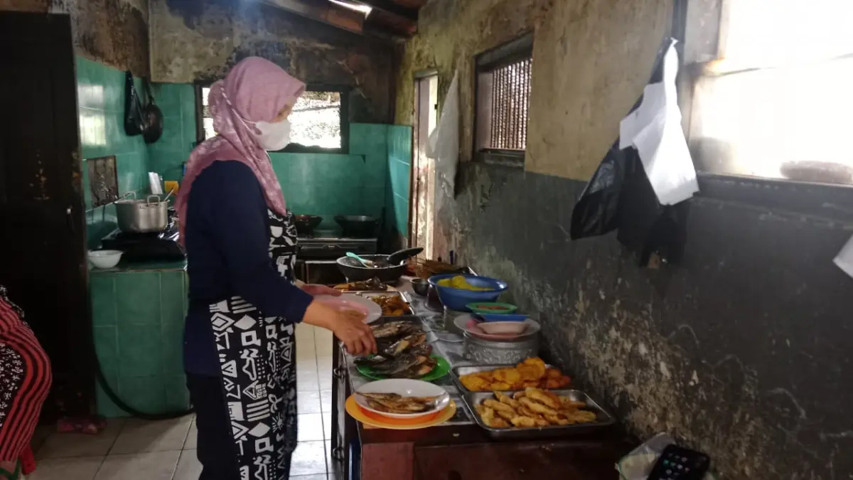 Salah Seorang Mahasiswa yang tengah makan di kantin Bu Tatang Bandung