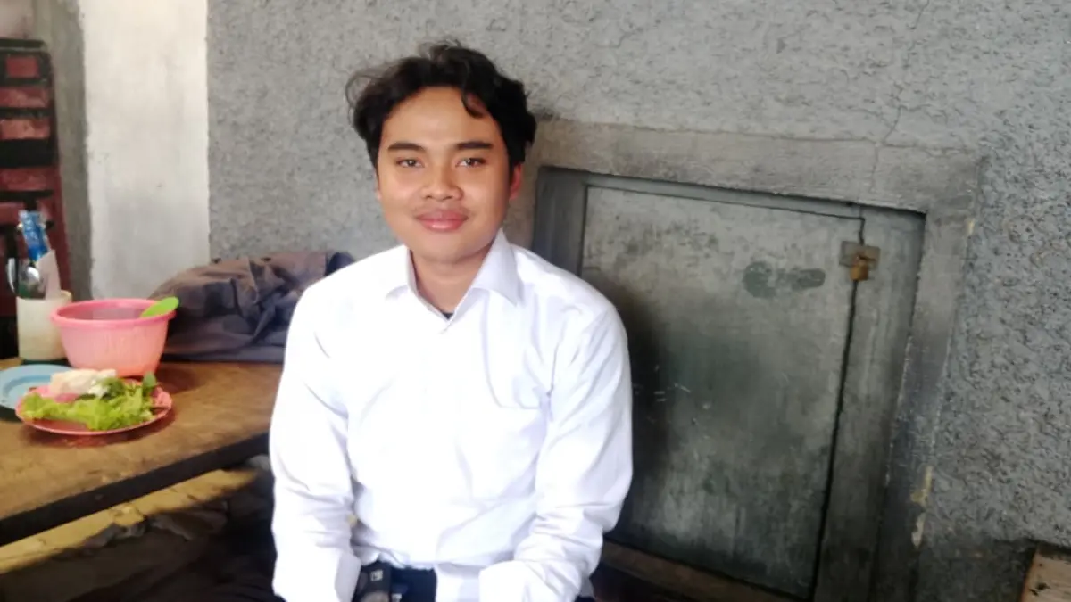 Salah Seorang Mahasiswa yang tengah makan di kantin Bu Tatang Bandung