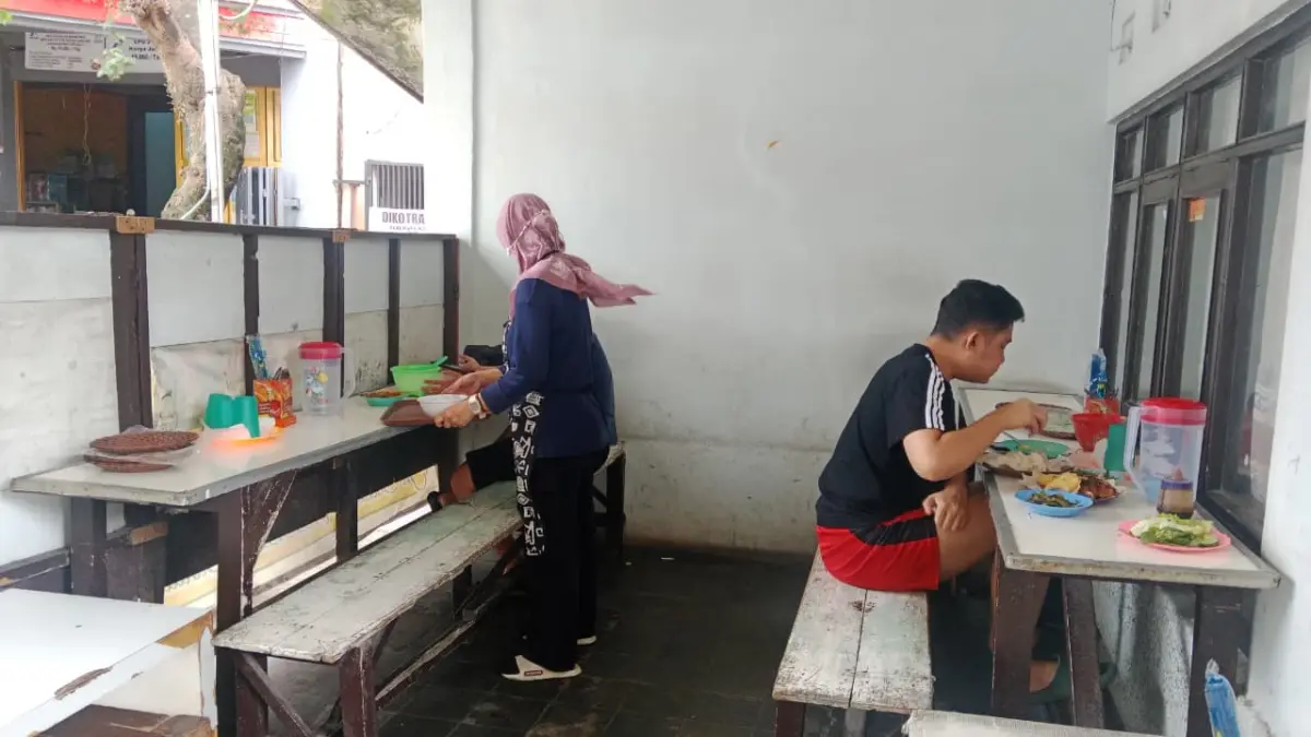 Salah Seorang Mahasiswa yang tengah makan di kantin Bu Tatang Bandung