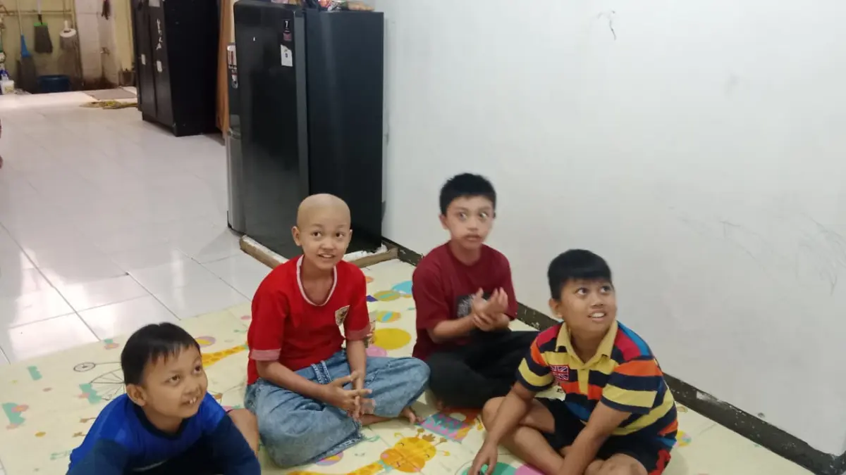 anak-anak penderita kanker dari keluarga tidak mampu melalui Rumah Pejuang Kanker Ambu.