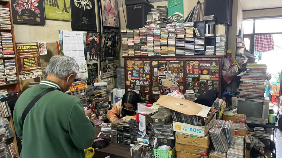 salah seorang pelanggan Du 68 Music tengah membeli kaset.