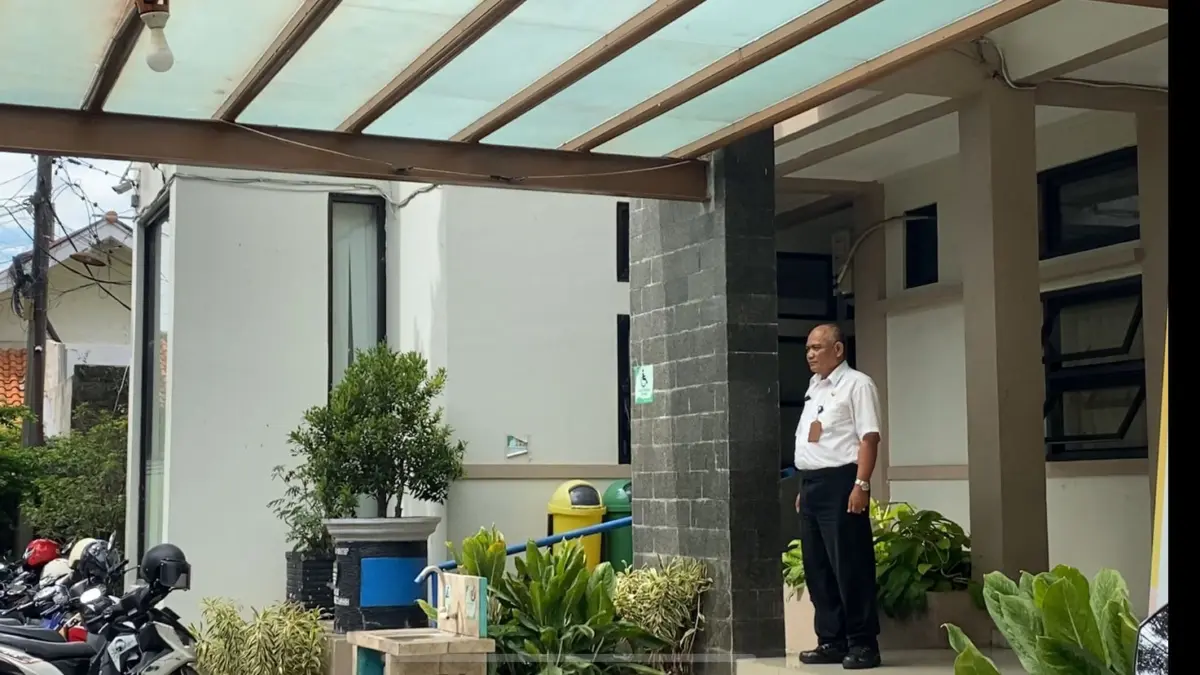 Aparatur kecamatan berdiri tegap saat Indonesia Raya dikumandangkan sebagai bentuk penghormatan.