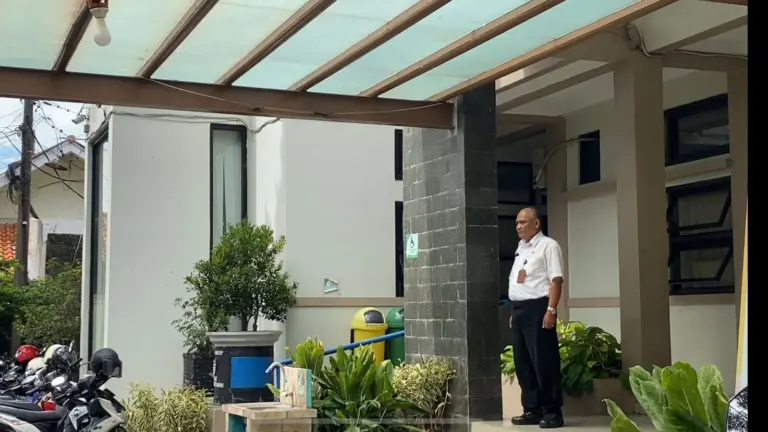 Aparatur kecamatan berdiri tegap saat Indonesia Raya dikumandangkan sebagai bentuk penghormatan.