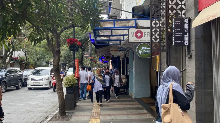 Aktivitas warga di kawasan Braga masih berlangsung normal di tengah isu super flu. (Luqman Dwirizal Arifin/koranmandala)