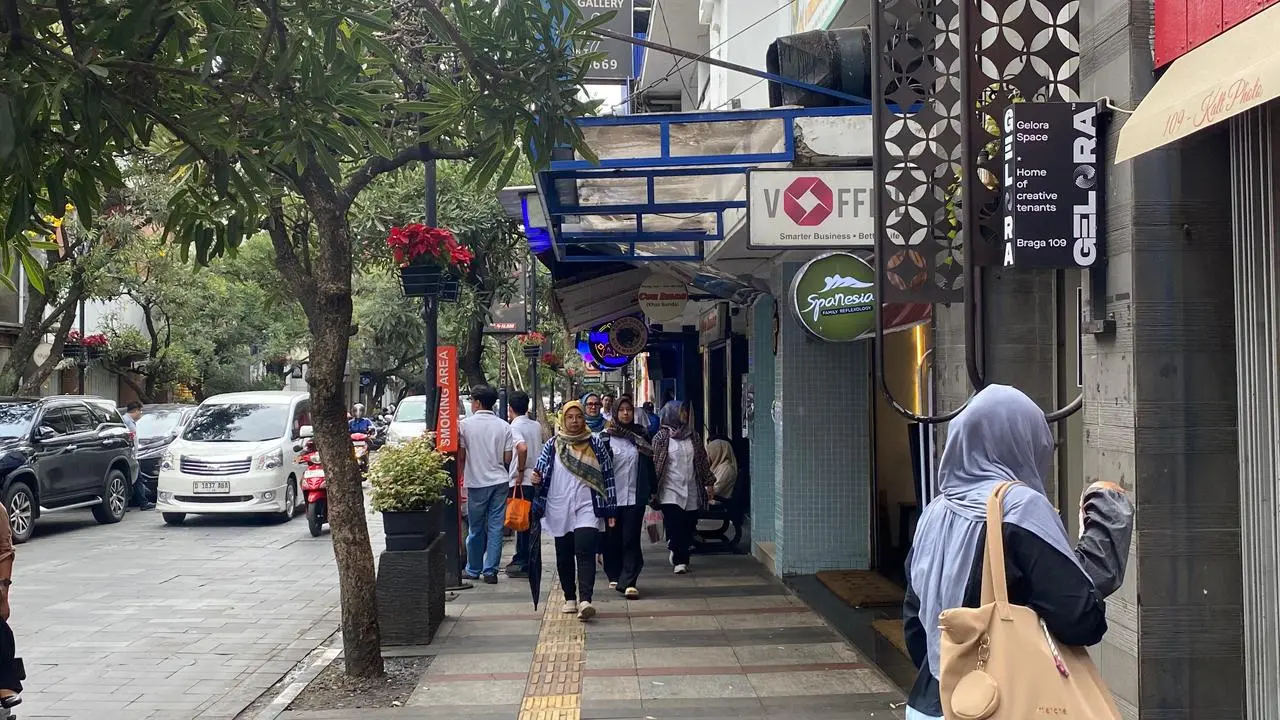 Aktivitas warga di kawasan Braga masih berlangsung normal di tengah isu super flu. (Luqman Dwirizal Arifin/koranmandala)