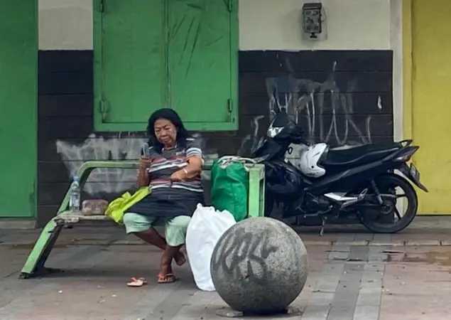Kehidupan tunawisma di Bandung: rumah seadanya di tengah kawasan Jalan Adi Afrika yang terus berkembang.