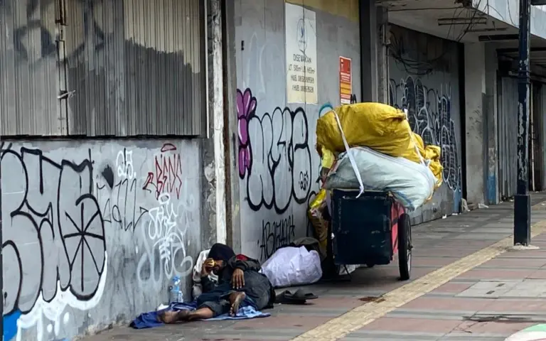 Kehidupan tunawisma di Bandung: di tengah kawasan Jalan Adi Afrika yang terus berkembang.