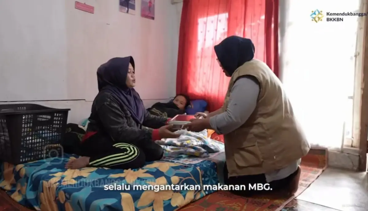 petusa MBG saat membagikan makanan kepada anak di desa CIanjur
