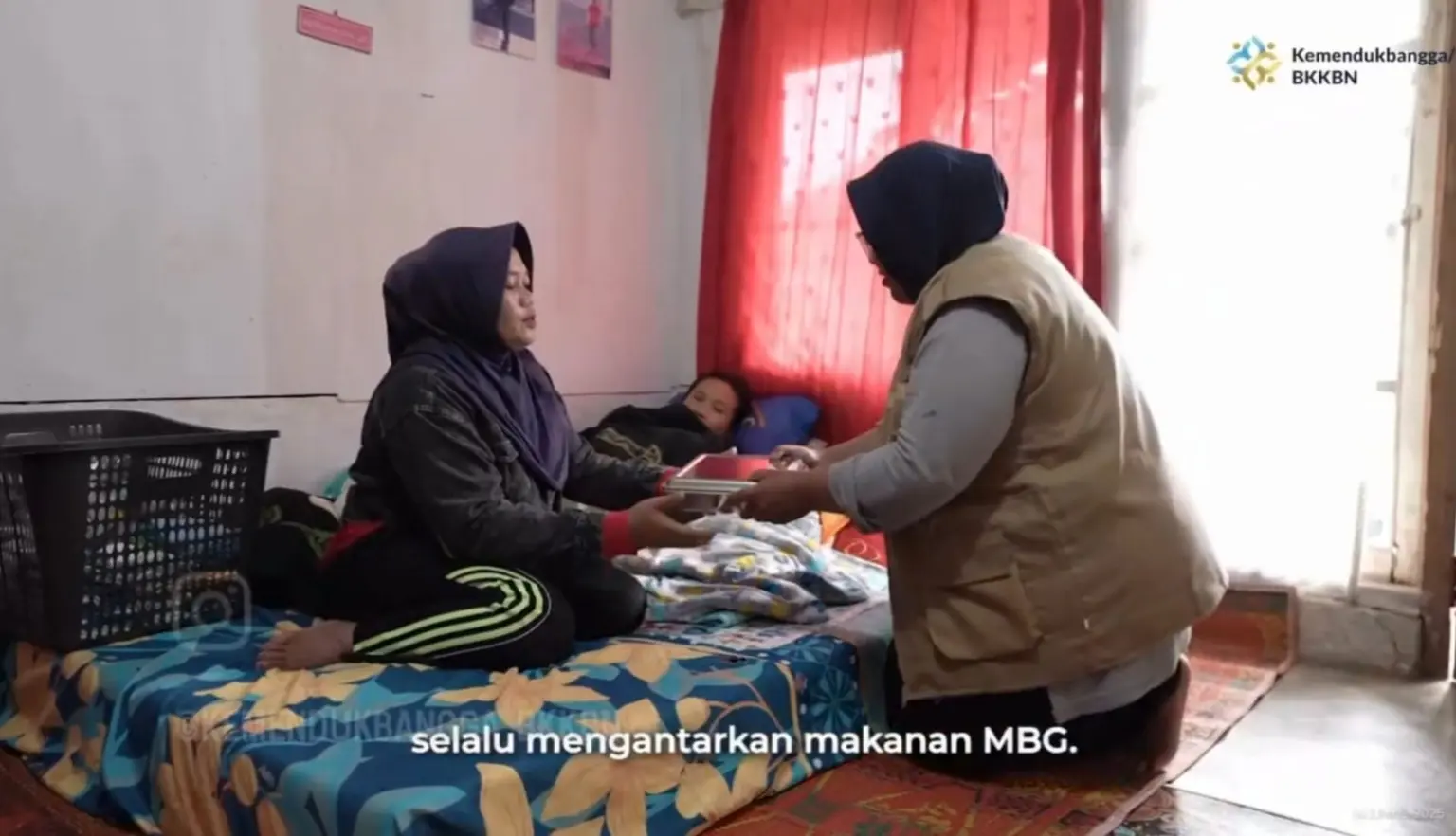 Menembus Medan Berat Demi Masa Depan Gizi Anak Desa Ciguha petusa MBG saat membagikan makanan kepada anak di desa CIanjur