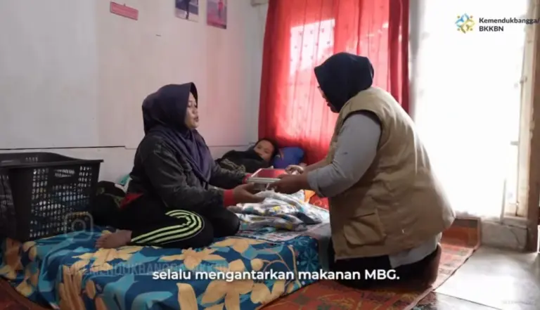 petusa MBG saat membagikan makanan kepada anak di desa CIanjur