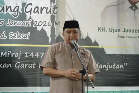 Peringatan Isra Mi’raj di Masjid Agung Garut, Bupati Syakur Tekankan Integritas ASN