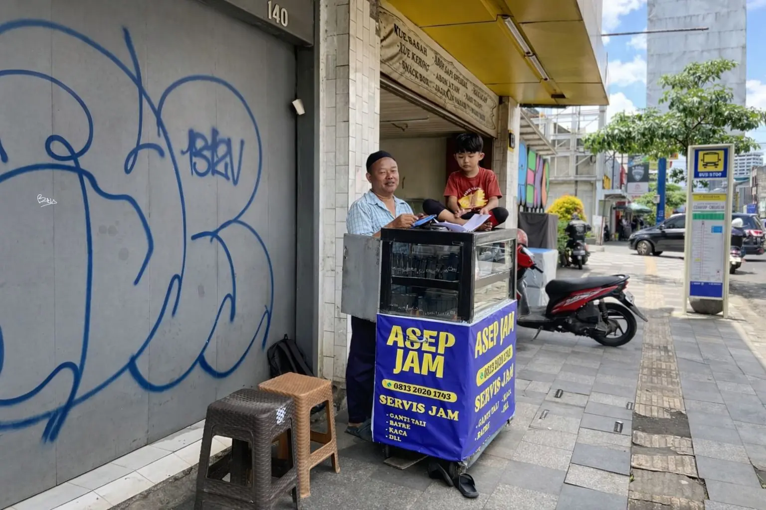 Menjaga Waktu di Trotoar A. Yani: Asep, Tukang Servis Jam dan Harapan untuk Anaknya Asep, Tukang Servis Jam dan Harapan untuk Anaknya