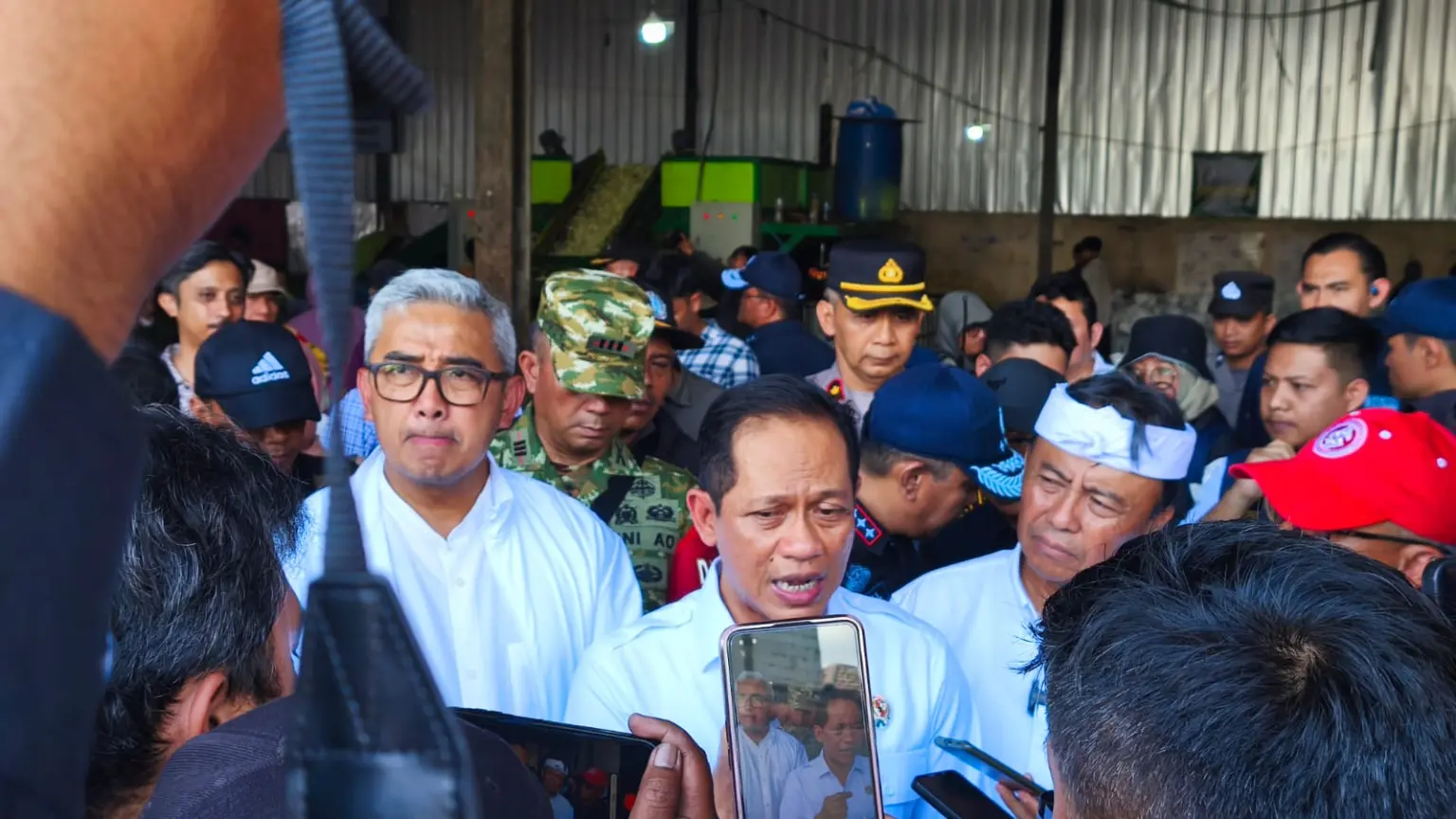 Menteri LH: Cimahi Paling Cepat Tangani Sampah, Bandung Masih Tertinggal Menteri Lingkungan Hidup Hanif Faisol Nurofiq