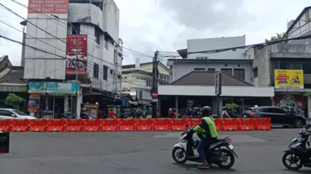 Akses Veteran–Katapang Ditutup, Pelanggaran Lalu Lintas Masih Terjadi pengendara motor yang akan melintas di Jalan Ahmad Yani Bandung