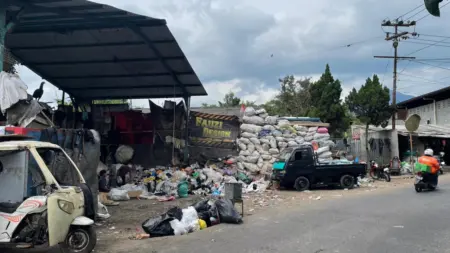 TPS di Cipadung Kulon Resahkan Warga, Sampah Meluber dan Bau Menyengat Tumpukan Sampah di TPS Cipadung (Muhamad Yura Adani Putra/Koranmandala)