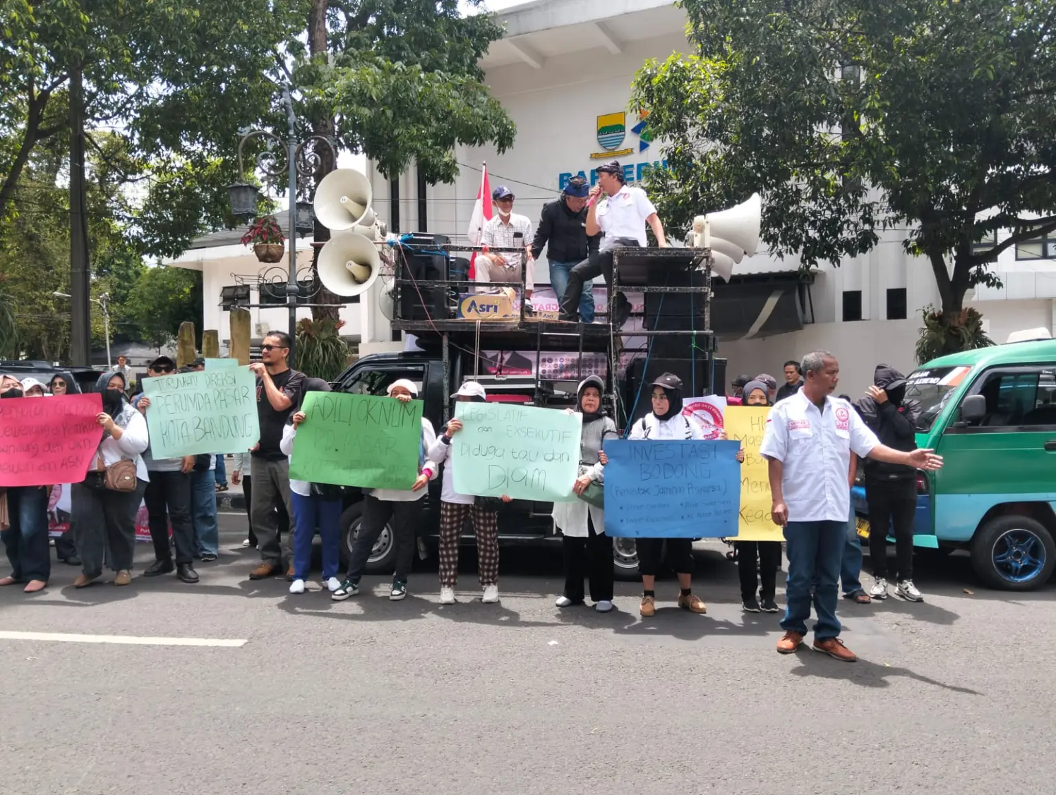APAK Laporkan Dugaan Pungli di Perumda Pasar, Potensi Kerugian Daerah Capai Rp24 Miliar Masa APAK gelar orasi di depan Kantor Inspektorat Kota Bandung soal Perumda Pasar
