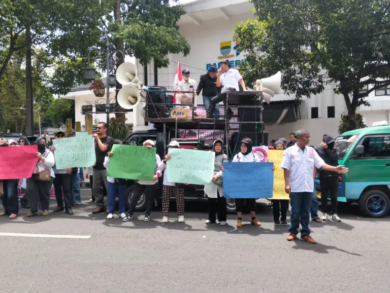 Masa APAK gelar orasi di depan Kantor Inspektorat Kota Bandung soal Perumda Pasar