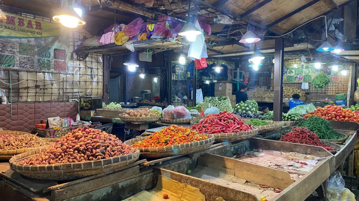 Pedagang menjual cabai di Pasar Gedebage, Kota Bandung, di tengah fluktuasi harga pangan.