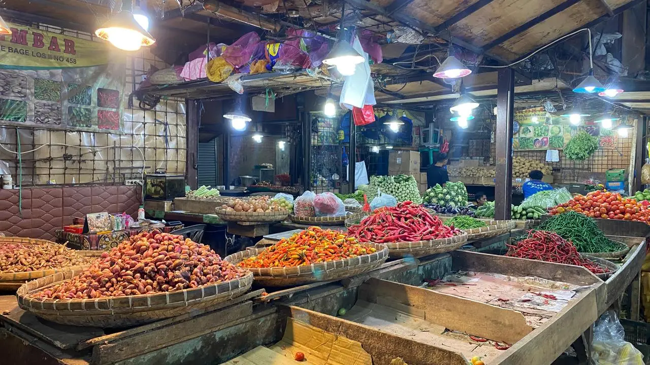 Fluktuasi Harga Pangan Terasa di Pasar Gedebage, Cabai Naik hingga Rp40 Ribu per Kilogram Pedagang menjual cabai di Pasar Gedebage, Kota Bandung, di tengah fluktuasi harga pangan.