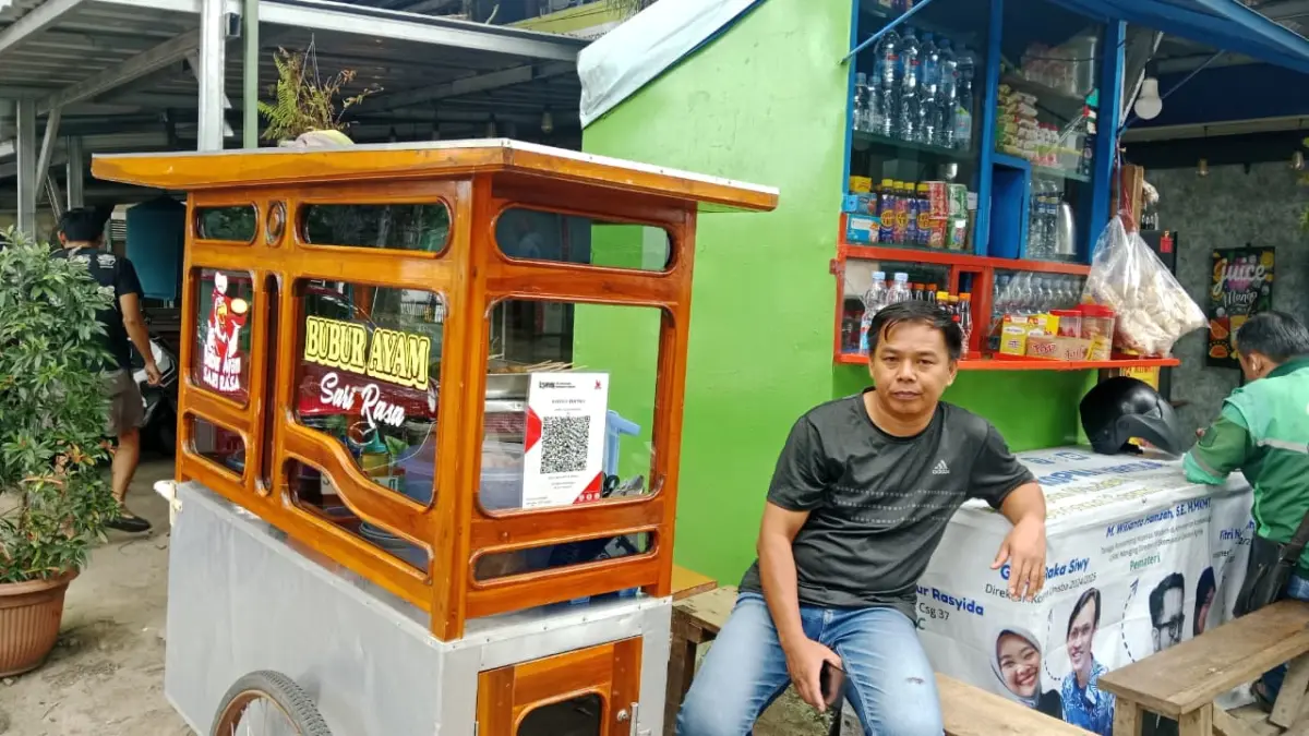 Di Balik Kemudahan QRIS, Pedagang Sekitar Kampus Tamansari Hadapi Risiko Transaksi Bodong seorang penjual di taman sari Bandung