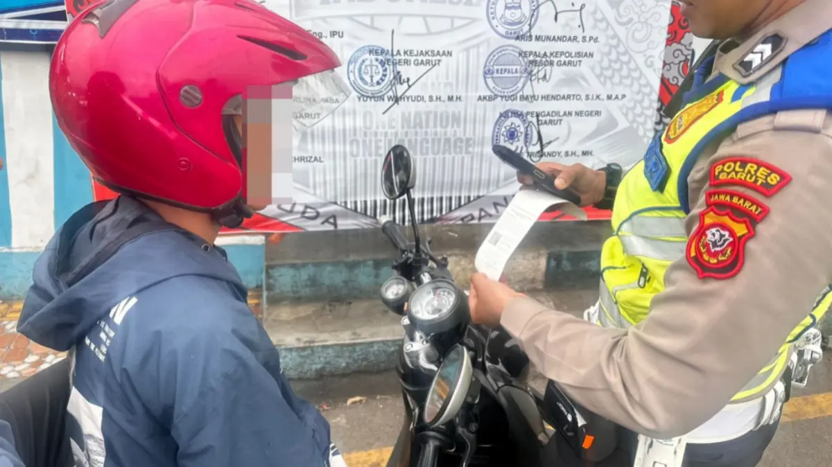 Satlantas Polres Garut Terapkan ETLE Handheld Petugas Polres Garut sedang melakukan ETLE Handheld