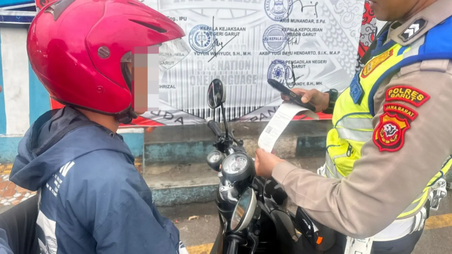 Satlantas Polres Garut Terapkan ETLE Handheld Petugas Polres Garut sedang melakukan ETLE Handheld