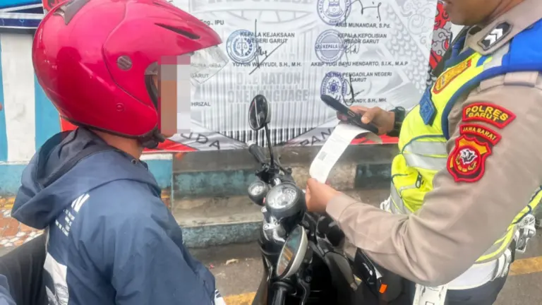 Petugas Polres Garut sedang melakukan ETLE Handheld
