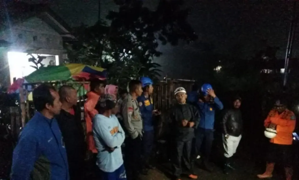Evakuasi Penemuan Mayat Diduga Hanyut di Anak Sungai Cipamulihan