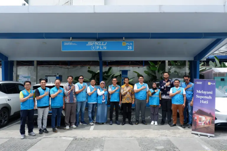 Tenaga Ahli Kementerian ESDM RI Tinjau Keandalan Kelistrikan Jawa Barat dan SPKLU Braga Heritage Bandung PLN ULP Prima Priangan kembali melaksanakan program “Jumat Berkah Berbagi Cahaya”