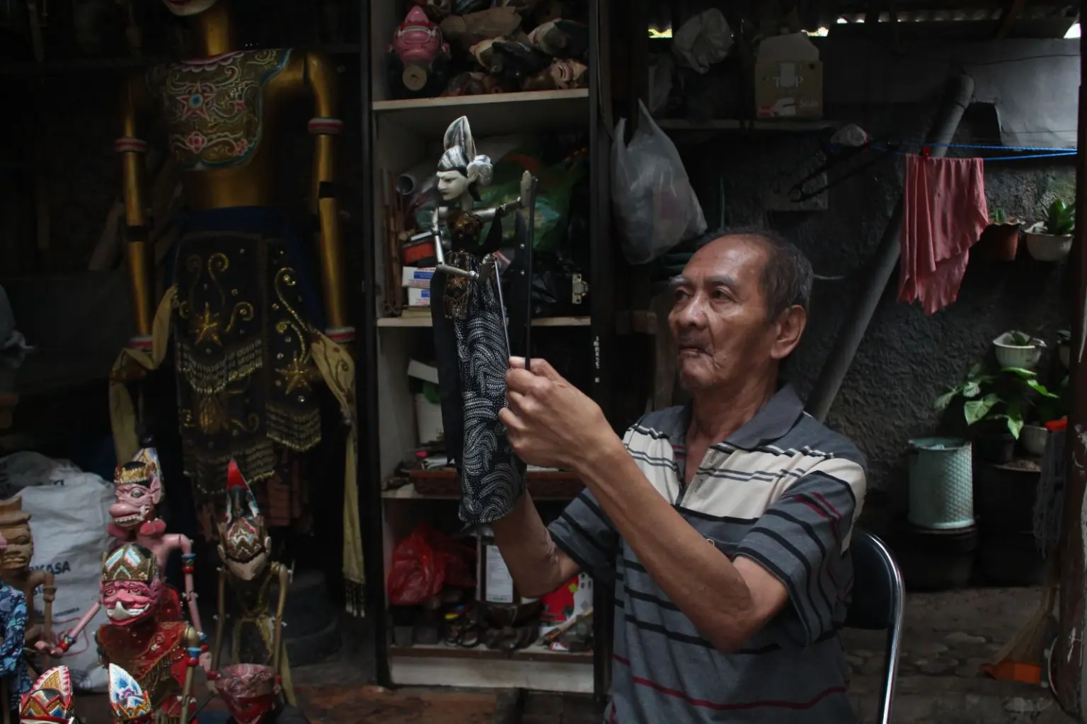 Tatang Heryana (73), pengrajin wayang kulit di Kota Bandung
