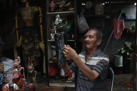 Tatang Heryana (73), pengrajin wayang kulit di Kota Bandung