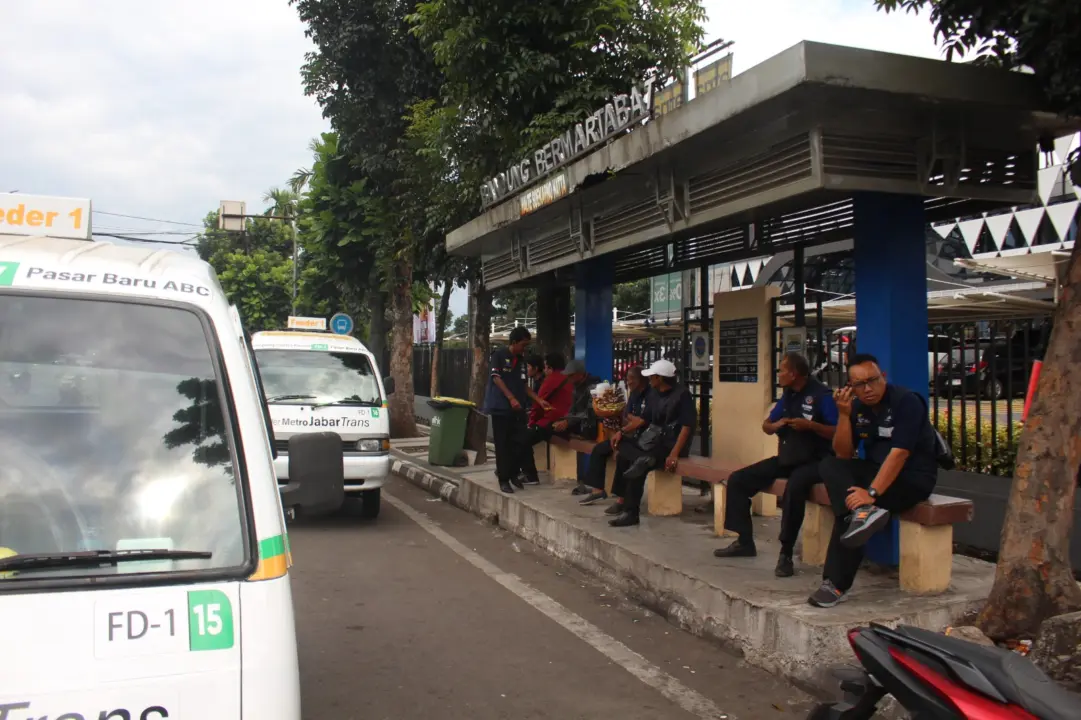 Kondisi halte angkot feeder di Simpang Soetta–Kircon, Bandung, yang masih memerlukan pemerataan fasilitas. (Muhammad Farhan Rizqi/koranmandala)