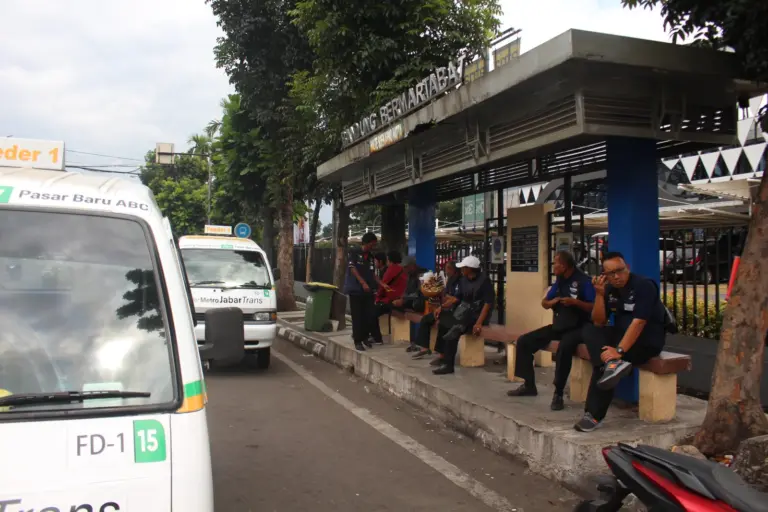 Kondisi halte angkot feeder di Simpang Soetta–Kircon, Bandung, yang masih memerlukan pemerataan fasilitas. (Muhammad Farhan Rizqi/koranmandala)