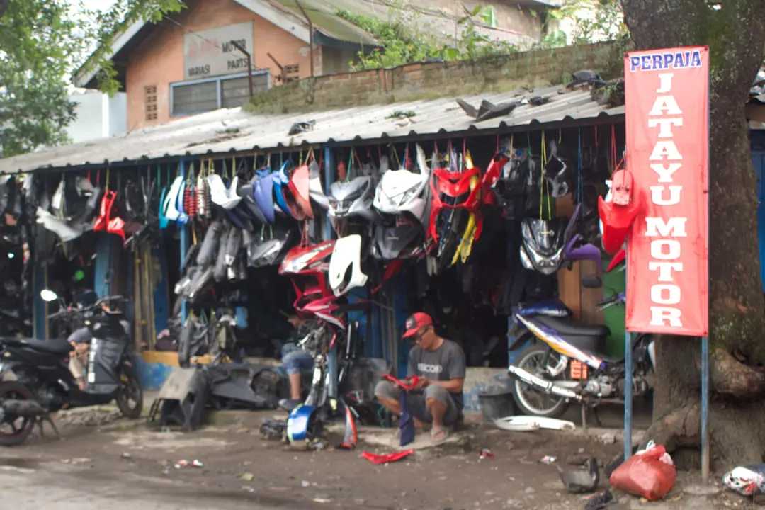 Di tengah harga sparepart yang kian mahal, pedagang kecil bertahan dengan menjual dan memanfaatkan ulang onderdil bekas. (Muhammad Farhan Rizqi/koranmandala)